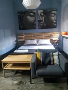 卡尔塔尼塞塔Appartamento in villa的一间卧室配有一张带桌子和椅子的床