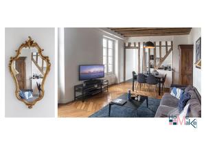 圣日耳曼昂莱L'essence du cachet的带沙发和镜子的客厅