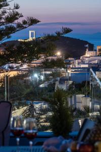 纳克索乔拉Mariet Naxos Spa & Suites的餐厅的夜间景色