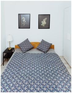 SzramowoEnklava的一间卧室配有一张带蓝色床罩的床