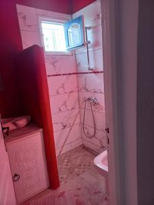 米多恩villa la rose des sables的粉红色的浴室设有水槽和卫生间