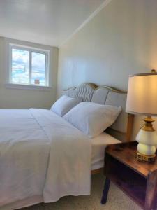 波特兰Island View House BnB Self Check-In的一间卧室配有一张床和一张带台灯的桌子