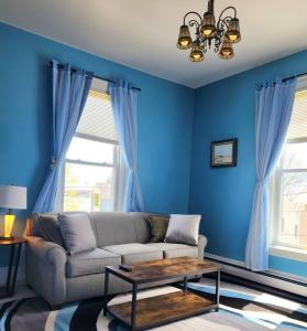 波特兰Island View House BnB Self Check-In的带沙发和蓝色墙壁的客厅