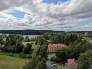 TerälahtiSalonsaaren Pappila的享有房子和湖泊的空中景致