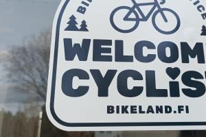 TerälahtiSalonsaaren Pappila的自行车道欢迎标志