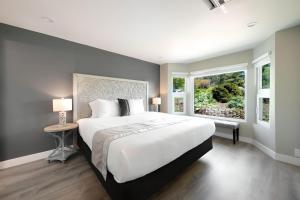 西雅图High Point Guesthouse - Next to Seattle Chinese Garden的卧室设有一张白色大床和一扇窗户。