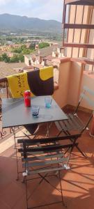维拉西米乌斯La Perla nel Blu的美景阳台配有桌椅