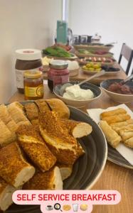 伊斯坦布尔Manu Startup House的盘子里放三明治和面包的桌子