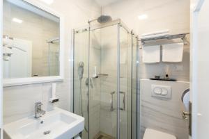 克尔克Villa Palma Krk的一间带玻璃淋浴和水槽的浴室
