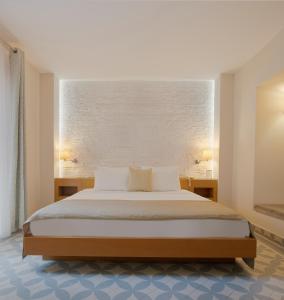 凯麦尔Ulusoy Kemer Holiday Club - Kids Concept的卧室配有一张带白色墙壁的大床