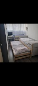 奥米什LaPlaza的带窗户的客房内设有两张单人床。