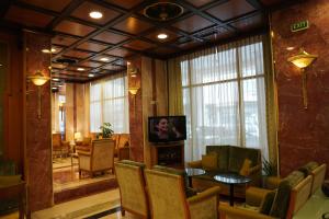 雅典巴拉斯卡酒店的大堂设有桌椅和电视。