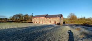BellanagareThe Old Mill, Kilcorkey, Bellanagare, Castlerea, County Roscommon - West of Ireland的站在砖楼前的人的影子