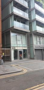 利物浦Pettit Apartments - Central "Free Parking"的前面有一条街道的大玻璃建筑