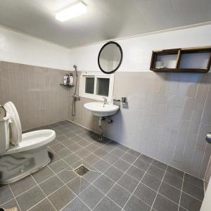 全州市Yeobyeol Guesthouse的一间带卫生间、水槽和镜子的浴室