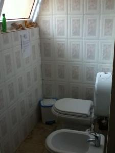 明德卢Spacious, Sunny, Cozy & Secure的一间带卫生间和窗户的小浴室