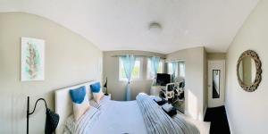 米西索加Luxury homestay in Mississauga near square one mall & Pearson Airport的一间卧室配有一张带蓝色枕头的大床