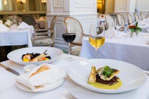 圣地亚哥韦斯特盖特酒店的一张桌子,上面放着两盘食物和酒杯