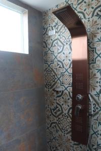 CoguaGlamping en Granja Campo Hermoso的浴室设有淋浴,墙上装有镜子