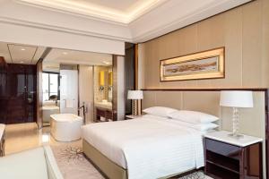 义乌义乌万豪酒店的一间带大床的卧室和一间浴室