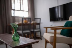 海法GOLANI8的客厅里一张桌子上的绿色花瓶