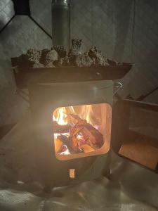 南阿尔卑斯市Lulu的厨房里放有食物的炉灶