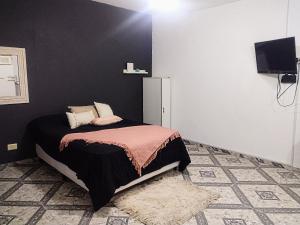 查斯科穆斯Arizona的一间卧室设有一张床和黑色的墙壁