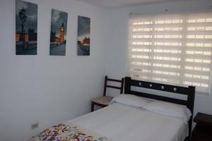 比亚维森西奥Panorama的一间卧室设有一张床和一扇窗户,窗户遮荫