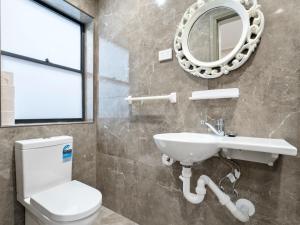 悉尼VENUS Surry Hills - FEMALE ONLY HOSTEL - Long stay negotiable的一间带卫生间、水槽和镜子的浴室