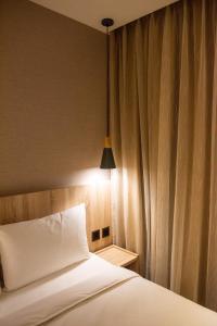 台北N Hotel的卧室配有带灯的白色床
