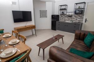 海法GOLANI8的客厅配有沙发和桌子