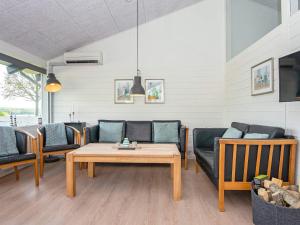 奥本罗Holiday home Aabenraa LXXIII的带沙发和桌子的客厅