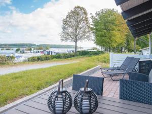 奥本罗Holiday home Aabenraa LXXIII的甲板上三个黑白花瓶