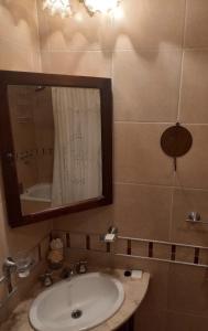 萨尔塔imanalla的浴室配有盥洗盆、镜子和浴缸