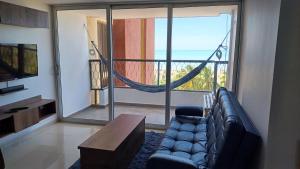 里奥阿查RH03 Riohacha apartamento perfecto para trabajar o vacacionar frente a la playa的带沙发和大窗户的客厅