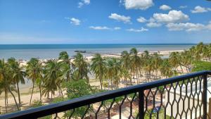 里奥阿查RH03 Riohacha apartamento perfecto para trabajar o vacacionar frente a la playa的从度假村的阳台上可欣赏到海滩景色