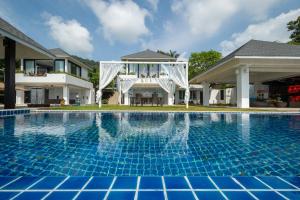 苏梅岛Bluemango Pool Villa & Resort Koh Samui的房屋前游泳池的景色