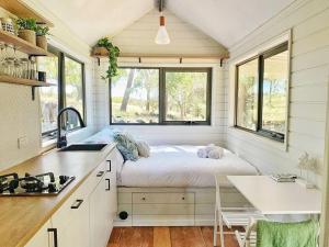 雷德山Mornington Peninsula Tiny House - Tiny Stays的一间小卧室,小房子里配有一张床