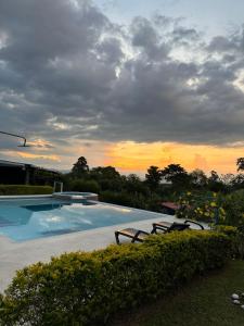 金巴亚Finca Hotel Villa Celeste的一座享有日落美景的大型游泳池