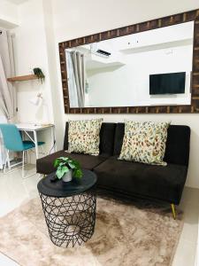 Lengs Place 2 - Studio Unit with Balcony at Inspiria Condo的休息区