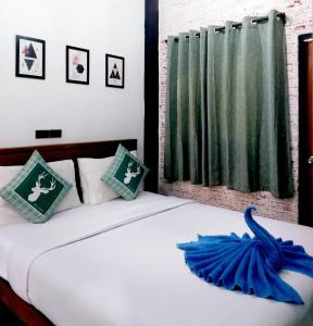 沙美岛Baan Minnie 2 bedroom home 400m from Saikaew beach的一间卧室,床上有蓝色鸟