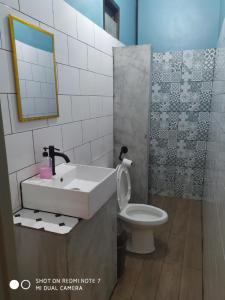 沙美岛Baan Minnie 2 bedroom home 400m from Saikaew beach的一间带水槽和卫生间的浴室