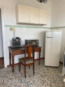 伊图Apart 603 - Centro Histórico的厨房配有带微波炉和冰箱的桌子