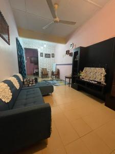 波德申EQ Malay Modest Homestay Port Dickson的带沙发和壁炉的客厅
