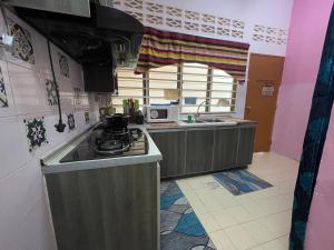波德申EQ Malay Modest Homestay Port Dickson的小厨房配有炉灶和水槽