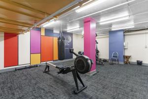 萨斯卡通Newly Renovated 2 Bedroom Downtown Saskatoon Condo的一间带跑步机的健身房