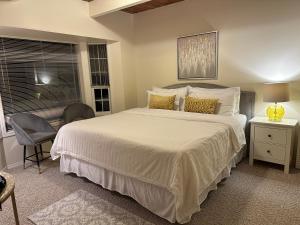 莱迪史密斯SeaLaVie Rare Peaceful & Hidden Gem Shore House的卧室设有一张白色大床和一扇窗户。