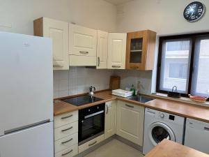 埃尔哥茨拉Ewa Apt - 3-Bedrooms Apt near Sliema - St Julians Seafront的厨房配有白色橱柜、水槽和洗碗机。