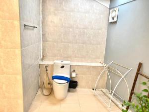 坤敬孔敬府拉别墅酒店的一间带蓝色座椅卫生间的浴室