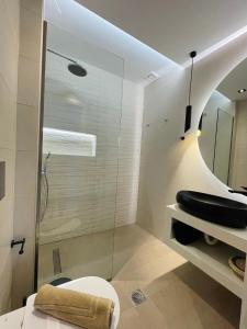 阿尔戈斯托利翁Casa De Afrodite的一间带卫生间和玻璃淋浴间的浴室
